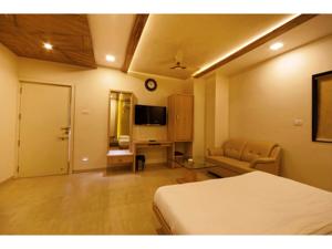 Vista Rooms At Sadar Bazar Hotel  Hotels  Rājkot