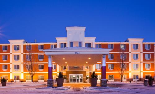 Holiday Inn Express and Suites St. Cloud