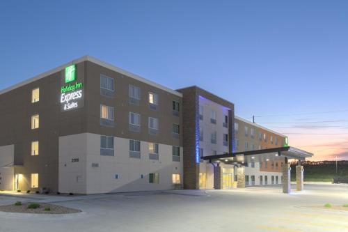 Holiday Inn Express & Suites Lincoln I - 80